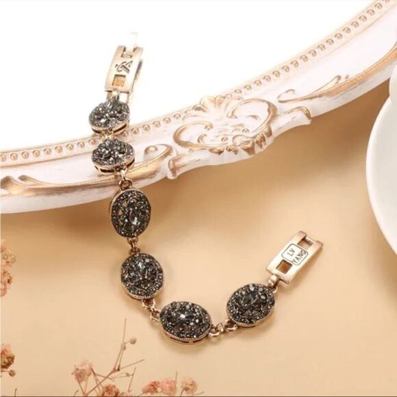 ⭐️New Antiqued Gold Black Gemstone Bracelet - Picture 2 of 8